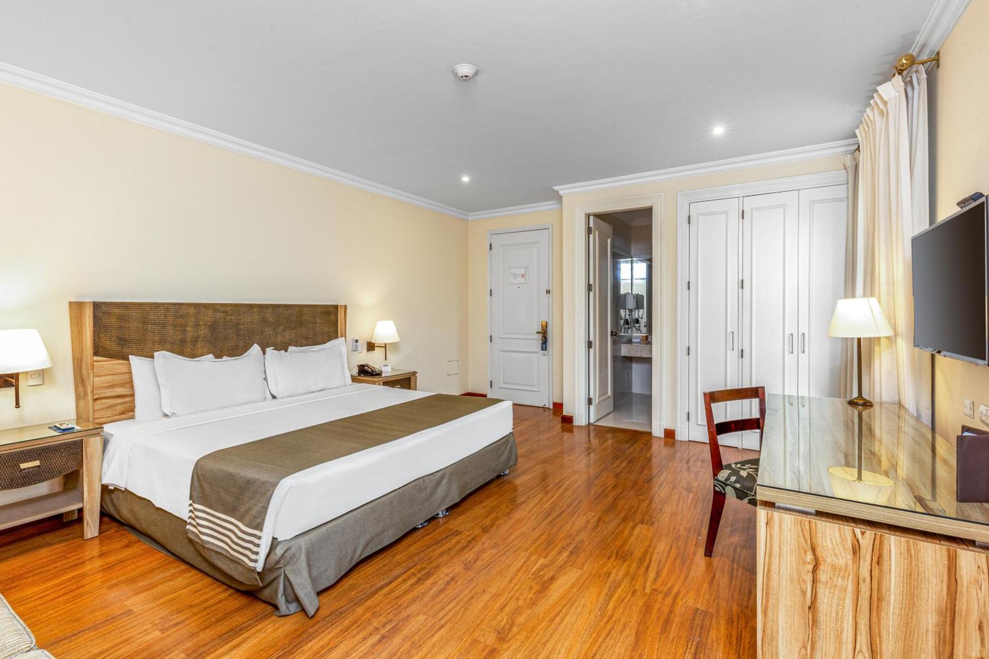 Lp Los Portales Hotel Piura Bagian luar foto