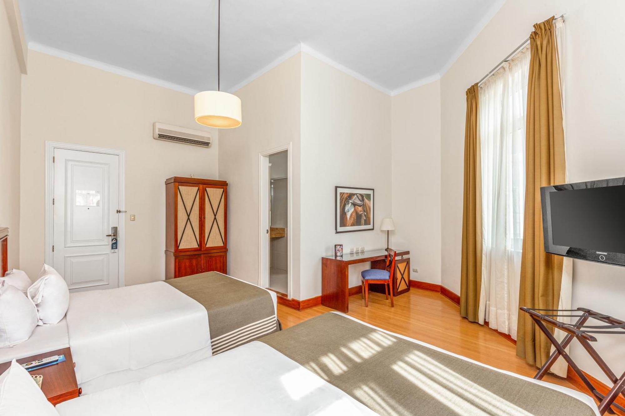 Lp Los Portales Hotel Piura Bagian luar foto